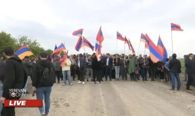 Ermənilər Laçın SKM-nin qarşısında mitinq edir?