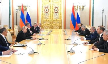 Vladimir Putin Nikol Paşinyanla görüşüb