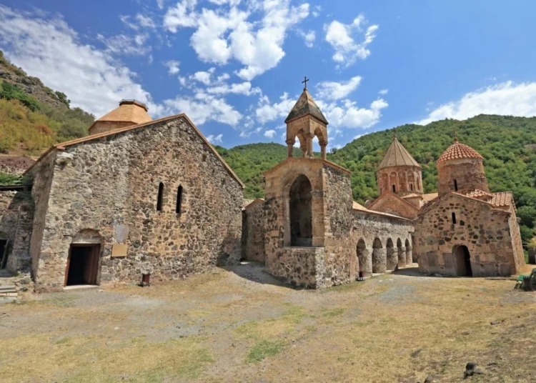 Erməni rahibləri Xudavəng monastırını tərk etməlidirlər