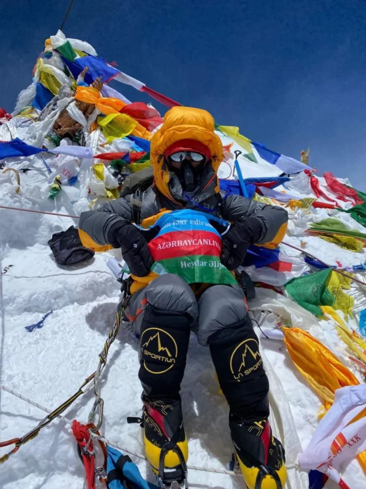 İlk azərbaycanlı qadın Everesti fəth edib