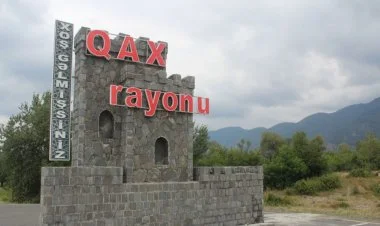 Qaxda nəqliyyatın hərəkəti dayandırıldı