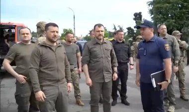 Zelenski Kaxovskaya SES fəlakəti zonasına gəlib