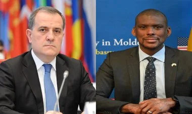 XİN rəhbəri Ceyhun Bayramov Derek Hoqanla telefonla danışıb