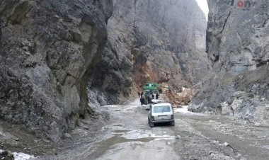 Qaya parçaları Quba-Xınalıq yolunu bağlayıb