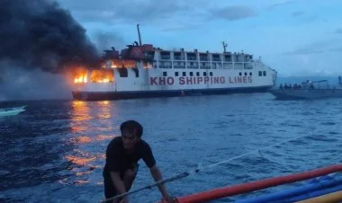 Filippinə məxsus bərədə güclü yanğın baş verib