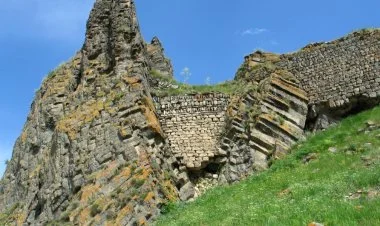 Qərbi Zəngəzur abidələri: Bazarçay qalası