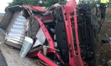Türkiyədə yük maşını avtobusla toqquşdu