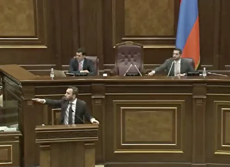 Ermənistan parlamentində yenə qırğındır