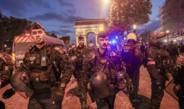 Fransa küçələrində zirehli maşınlar görünür