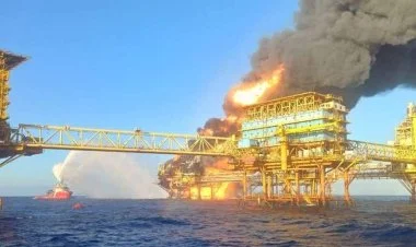 Meksika körfəzində neft platformasında yanğın