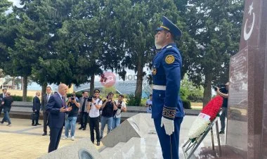 Kurtulmuş Bakıda şəhidləri andı FOTO