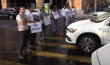 Səhərdən bir neçə nəfər İrəvanda mərkəzi yolları bağlayır