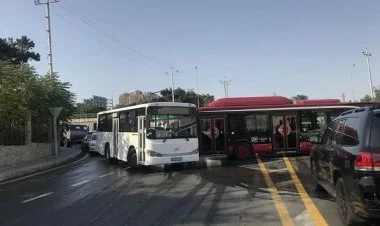 Bakıda iki sərnişin avtobusu toqquşub, 4 nəfər xəsarət alıb