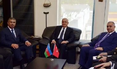 Müdafiə naziri türkiyəli həmkarı ilə görüşüb