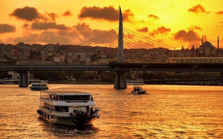 Türkiyə gəmilərin boğazlardan keçməsi üçün rüsumları artırır