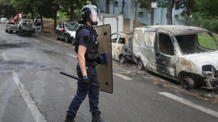 Fransada son sutkada 1 polis əməkdaşı yaralanıb