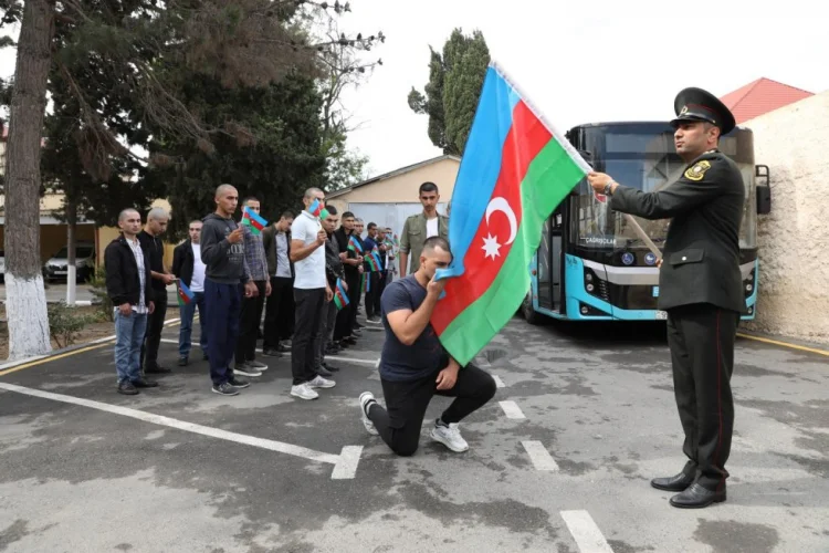 Çağırışçılar hərbi xidmətə yola salınır FOTO