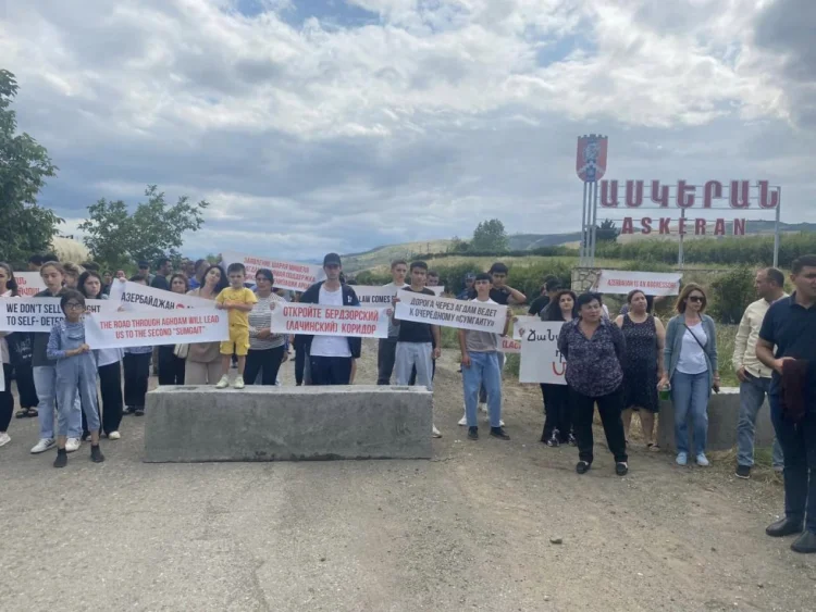 Separatçılar Ağdam-Əsgəran yolunu beton plitələrlə bağladı