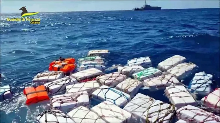 İtaliyada 5,3 ton kokain yüklü gəmi saxlanılıb