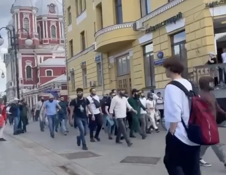 Moskvada müsəlmanlar DİN-in məscidlərə basqınına etiraz edir