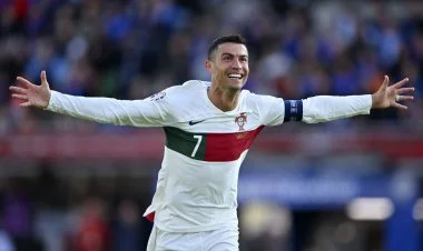 Rəsmi oyunlarda ən çox baş zərbəsi ilə qol vuran futbolçu