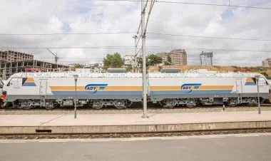 Bakıda maşın elektrovozla toqquşdu