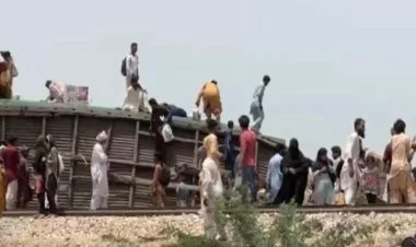 Pakistanda qatar relsdən çıxıb, 30 nəfər ölüb