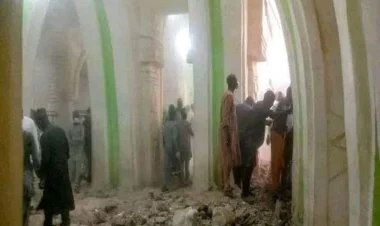 Nigeriyada tarixi məscid uçub, 10 nəfər ölüb