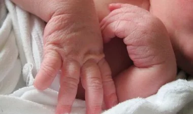 Zibil qutusuna atılmış körpə xəstəxanadan çıxdı