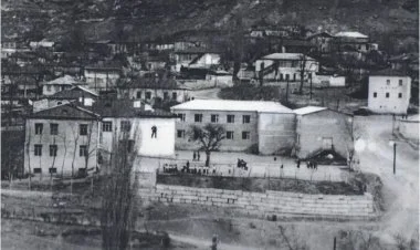 Elə bilməyin hamı sizin kimi bişərəf, binamus və biqeyrətdir