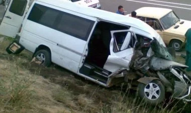 Şəmkirdə işçiləri daşıyan mikroavtobus qəzaya düşüb