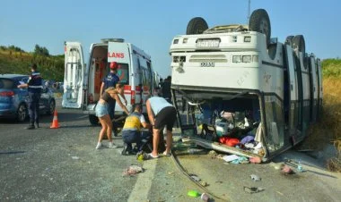 Türkiyədə işçiləri daşıyan mikroavtobus qəzaya uğrayıb