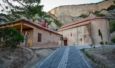 Gürcüstanda monastrın yaxınlığında torpaq sürüşməsi olub