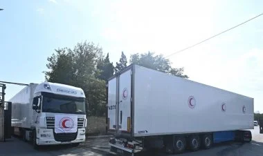 Yardım aparan maşınlar Ağdam-Xankəndi yolunda gözləyir