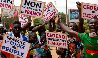 Afrika Fransanın "mitil"ini qitədən bayıra atır