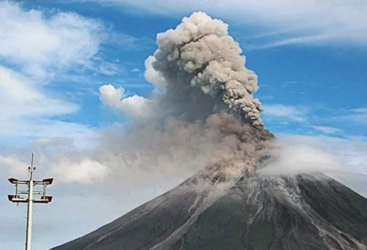 Ebeko vulkanı 3 kilometr yüksəkliyə kül püskürdü