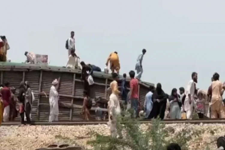 Pakistanda qatar relsdən çıxıb, 30 nəfər ölüb