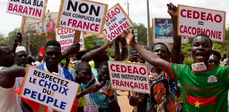 Afrika Fransanın "mitil"ini qitədən bayıra atır