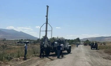 Ağdam-Xankəndi yolunda elektrik xətləri çəkilir