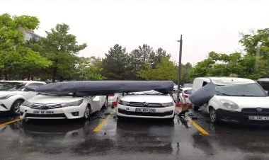 Qırıcı təyyarənin yanacaq çəni maşınların üstünə düşdü VİDEO