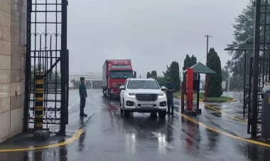 Rusiya Ağdam yolu ilə Xankəndiyə yük göndərir