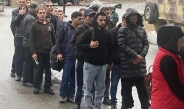 Laçın DSKM-dən əsgərlərə oxşayan şəxslər kütləvi keçid edir