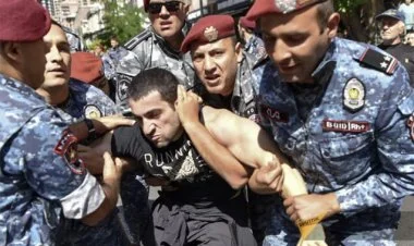 Polis Koçaryanın oğlunu saxladı