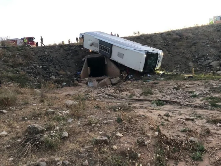 Türkiyədə avtobus aşdı, 3 nəfər öldü FOTO