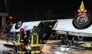 Venesiyada avtobus yerüstü keçiddən aşıb, 21 ölü, 12 yaralı
