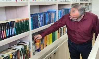 Davit Babayan boş vaxtını kitabxanada keçirir