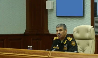 Müdafiə naziri Zakir Həsənov xidməti müşavirə keçirib