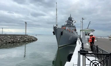 Rusiyanın "Tatarıstan" gəmisi Bakı limanına gəlib FOTO