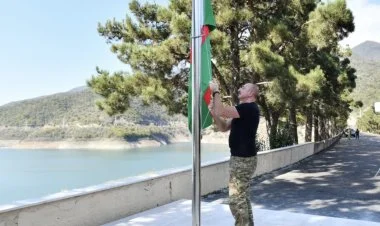 İlham Əliyev Sərsəng su anbarında Dövlət Bayrağını ucaldıb