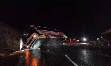 Türkiyədə avtobus aşıb, 38 nəfər yaralanıb